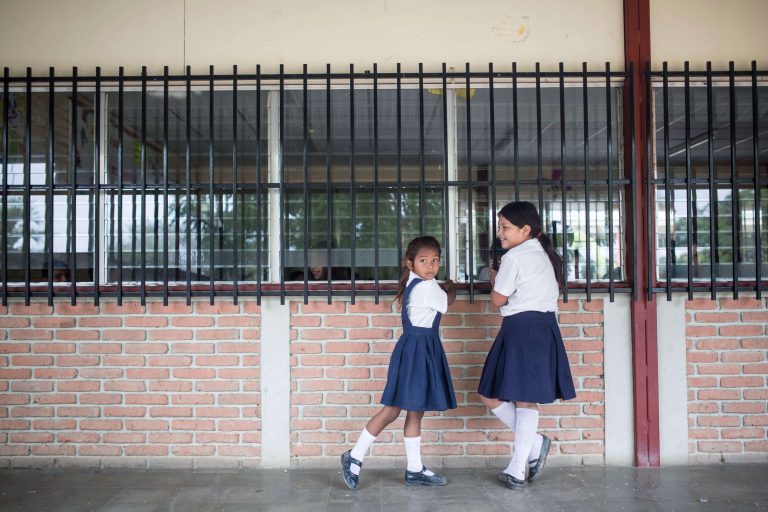 2 meisjes buiten bij de school